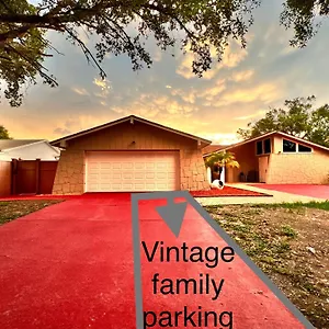 Vintage Family Scape + Heated Pool&discount Holiday home Tampa